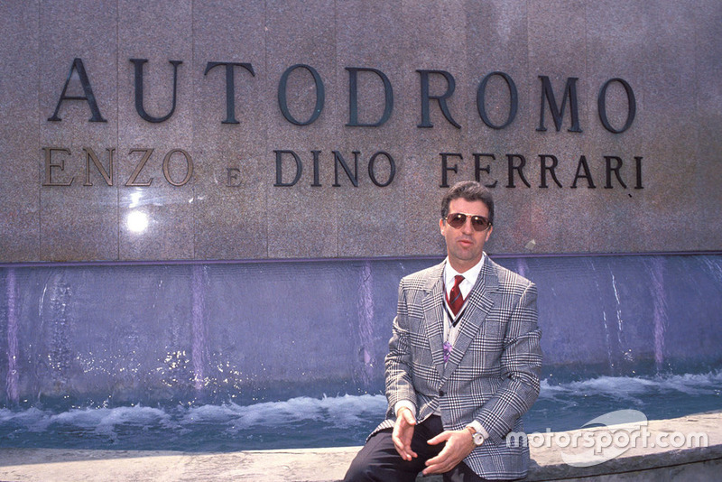 Imola 1989, Piero Ferrari davanti al monumento dedicato al padre Enzo e al fratello Dino Ferrari