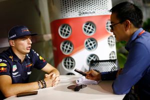 Max Verstappen, Red Bull Racing met Motorsport.com journalist Erwin Jaeggi
