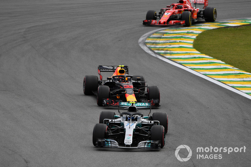 Valtteri Bottas, Mercedes-AMG F1 W09 ve Max Verstappen, Red Bull Racing RB14