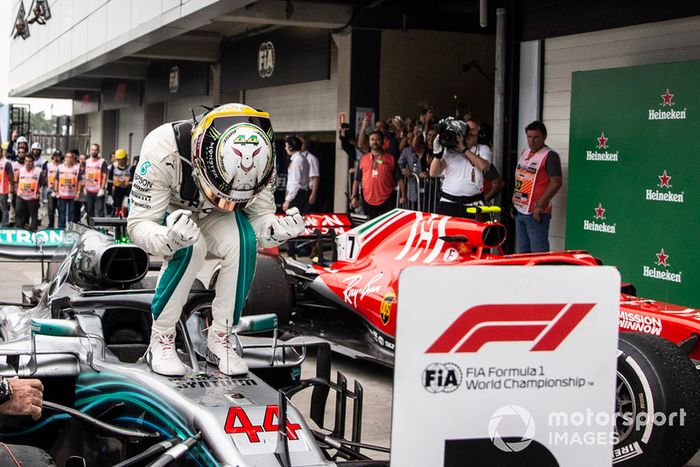Lewis Hamilton, Mercedes AMG F1 W09 EQ Power+ celebra en Parc Ferme 