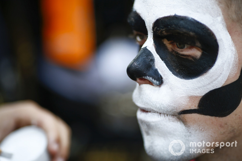 Un mecánico se pinta una calavera