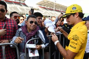 Carlos Sainz Jr., Renault Sport F1 Team signs autographs for the fans