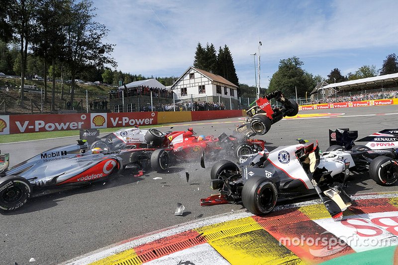 Romain Grosjean, Lotus F1 Team RS27, crash