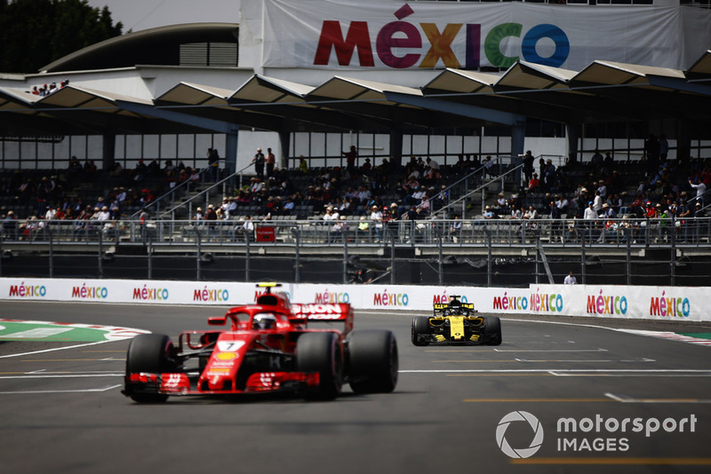 Kimi Raikkonen, Ferrari SF71H, and Nico Hulkenberg, Renault Sport F1 Team R.S. 18, masuk ke grid