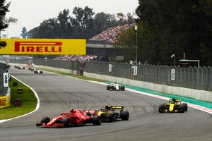 Kimi Raikkonen, Ferrari SF71H, devant Carlos Sainz Jr., Renault Sport F1 Team R.S. 18, Nico Hulkenberg, Renault Sport F1 Team R.S. 18, et Charles Leclerc, Sauber C37