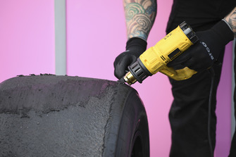 Un pneu Pirelli et un ingénieur de la marque