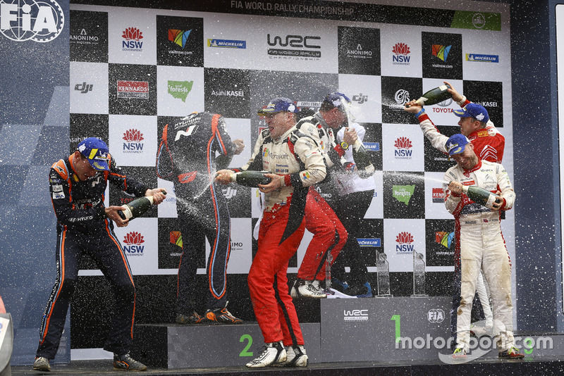 Jari-Matti Latvala, Miikka Anttila, Toyota Gazoo Racing, al secondo posto Hayden Paddon, Sebastian Marshall, Hyundai Motorsport, al terzo posto Mads Ostberg, Torstein Eriksen, Citroën World Rally Team