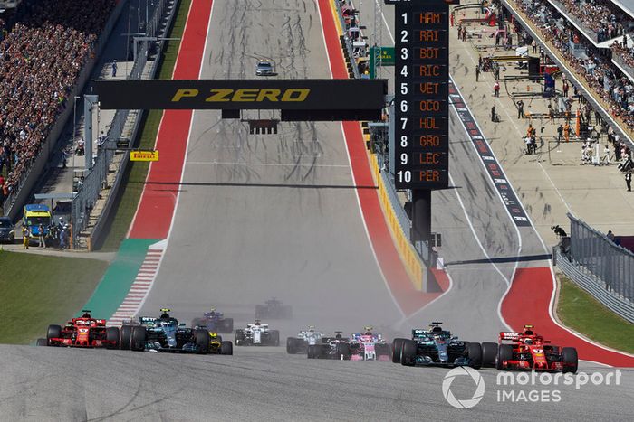Kimi Raikkonen, Ferrari SF71H, Lewis Hamilton, Mercedes AMG F1 W09 EQ Power+, y Valtteri Bottas, Mercedes AMG F1 W09 EQ Power+, Daniel Ricciardo, Red Bull Racing RB14, Sebastian Vettel, Ferrari SF71H, en la salida