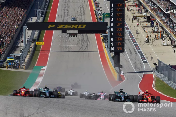Kimi Raikkonen, Ferrari SF71H, Lewis Hamilton, Mercedes AMG F1 W09 EQ Power+, y Valtteri Bottas, Mercedes AMG F1 W09 EQ Power+, Daniel Ricciardo, Red Bull Racing RB14, Sebastian Vettel, Ferrari SF71H, en la salida