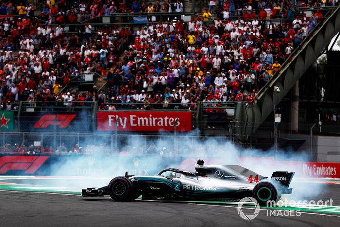 Lewis Hamilton, Mercedes AMG F1 W09 EQ Power+, celebra con donuts su título de campeón