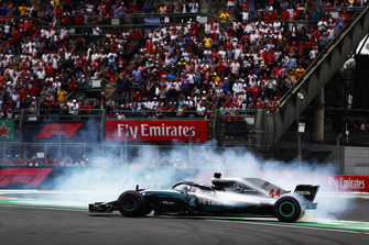 2018 F1 Dünya Şampiyonu Lewis Hamilton, Mercedes AMG F1 donut yapıyor