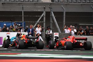 Max Verstappen, Red Bull Racing RB14 e Sebastian Vettel, Ferrari SF71H, nel parco chiuso