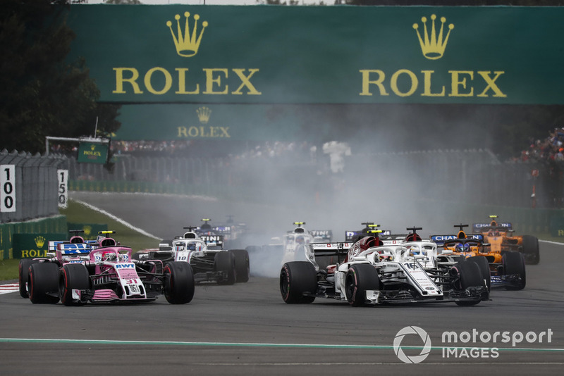 Charles Leclerc, Sauber C37 and Esteban Ocon, Racing Point Force India VJM11 battle at the start of the race