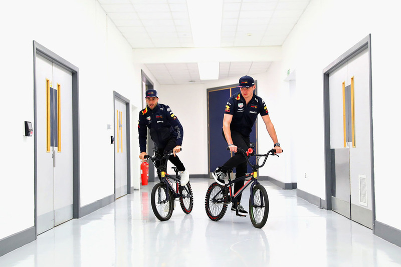 Max Verstappen, Red Bull Racing, y Daniel Ricciardo, Red Bull Racing, montan bicicletas en la fábrica