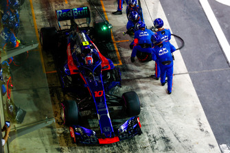 Pierre Gasly, Scuderia Toro Rosso STR13, in the pits