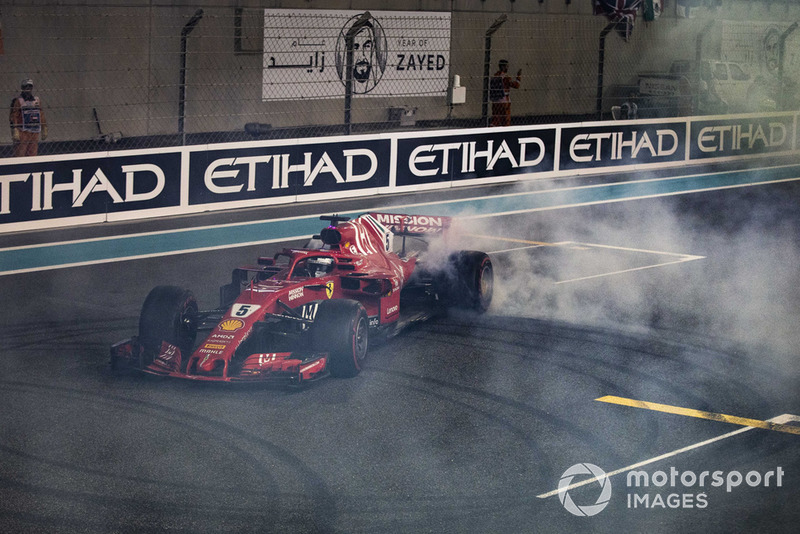 Sebastian Vettel, Ferrari SF71H donuts al final de la carrera