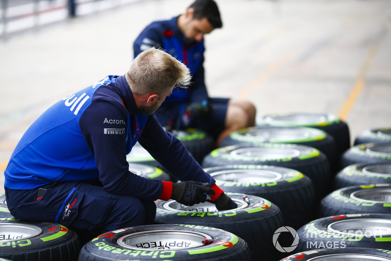Un meccanico Toro Rosso al lavoro sulle gomme Pirelli