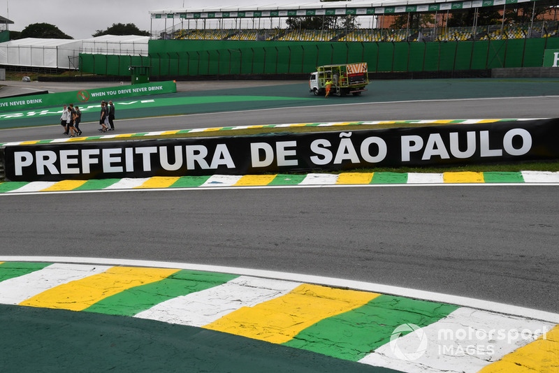 Uscita della Pit lane e prima curva