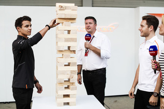 Lando Norris, McLaren, ve Stoffel Vandoorne, McLaren Dev Jenga oynuyor