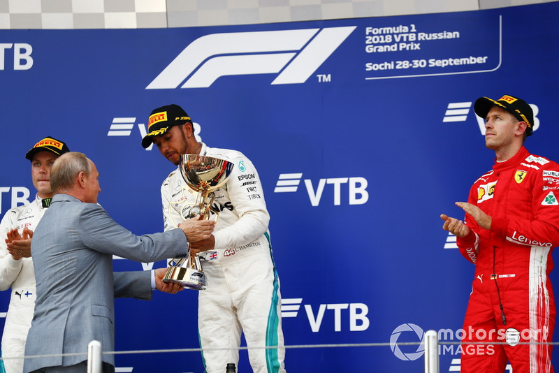 Vladimir Putin, Presidente della Russia, consegna il trofeo al vincitore della gara Lewis Hamilton, Mercedes AMG F1