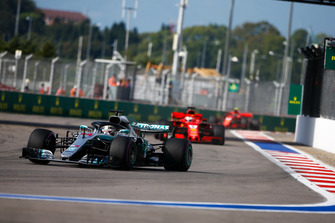 Lewis Hamilton, Mercedes AMG F1 W09, devant Sebastian Vettel, Ferrari SF71H