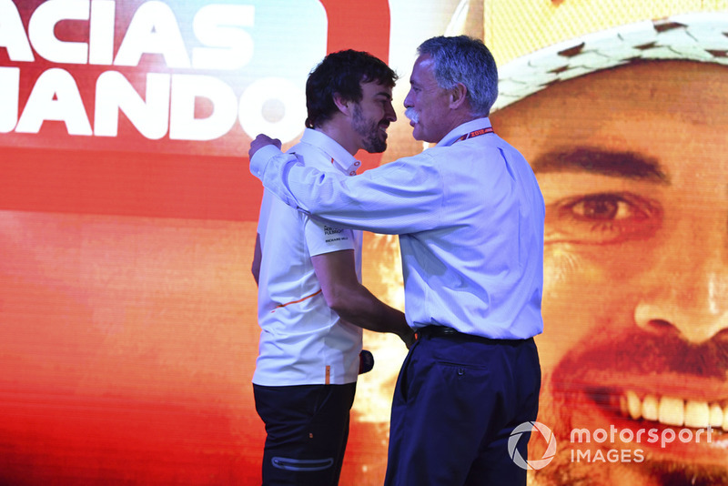 Chase Carey, Director Ejecutivo y Presidente Ejecutivo de Formula One Group en el escenario como Fernando Alonso, McLaren se despide de los fanáticos