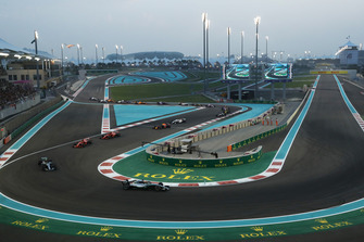 Lewis Hamilton, Mercedes-AMG F1 W09 leads on lap one