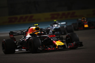Max Verstappen, Red Bull Racing RB13, devant Valtteri Bottas, Mercedes AMG F1 W09 EQ Power+, et Daniel Ricciardo, Red Bull Racing RB14