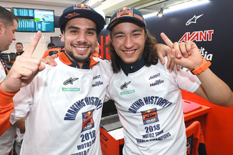 Miguel Oliveira et Can Oncu, Red Bull KTM Ajo, fêtent leur victoire respective en Moto2 et Moto3