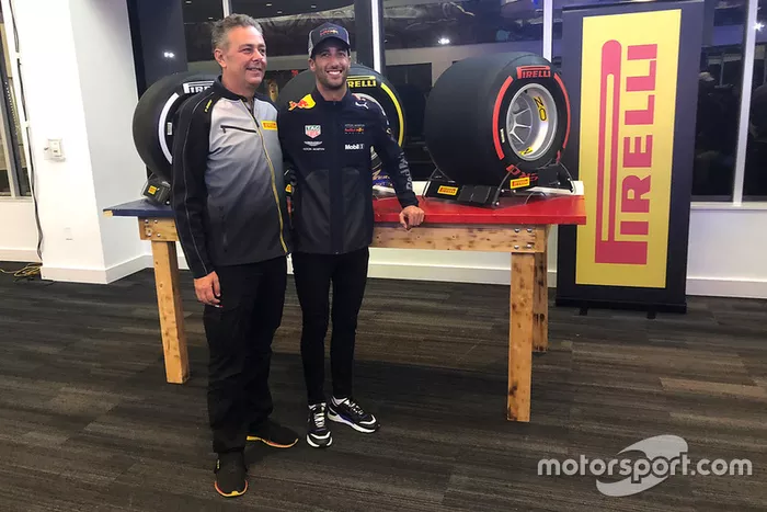 Mario Isola, director deportivo de Pirelli con Daniel Ricciardo, Red Bull Racing