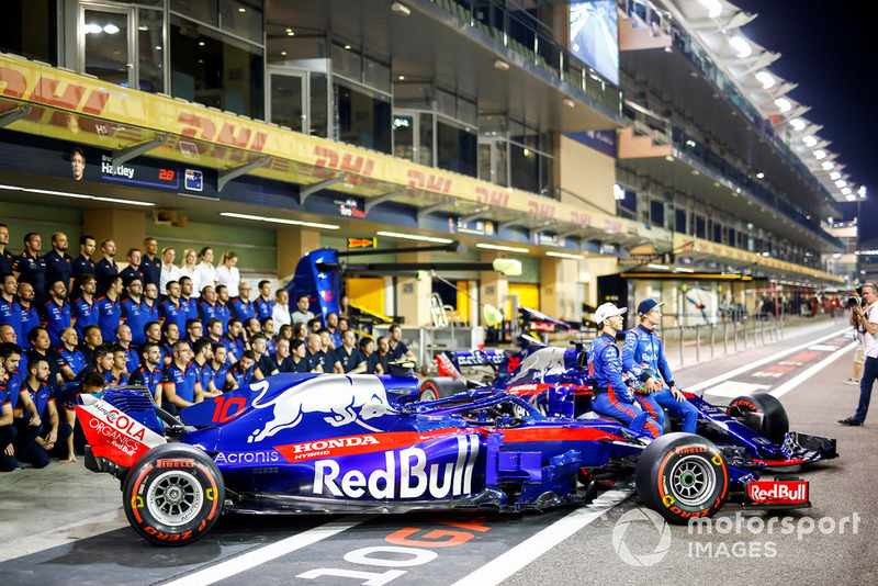 Pierre Gasly, Scuderia Toro Rosso, y Brendon Hartley, Scuderia Toro Rosso, en la foto del equipo