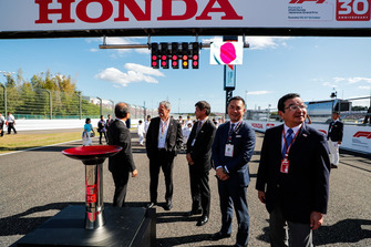 Chase Carey, Chairman, Formula One, on the grid with Honda Executives including Takahiro Hachigo, Chief Executive Officer, Honda Motor Co