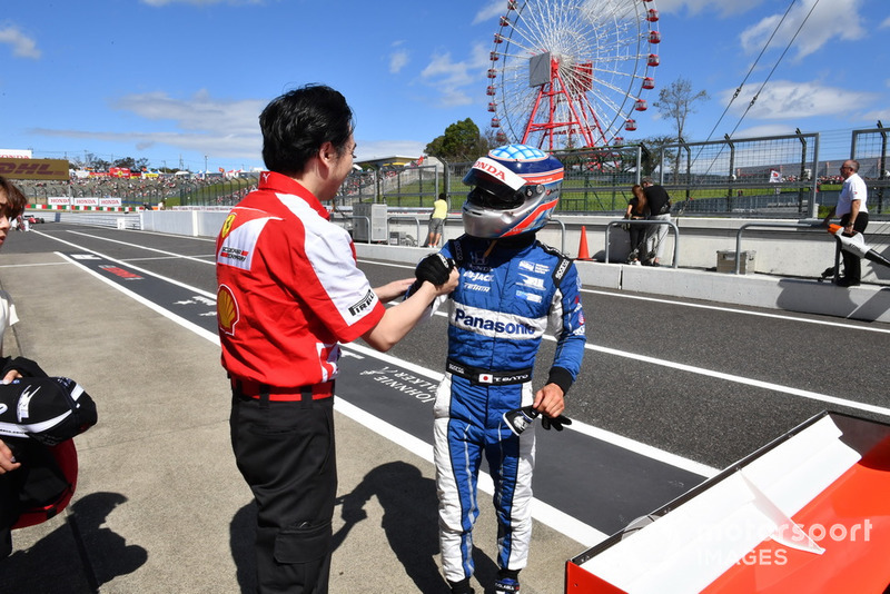 Takuma Sato lors des Legends F1 30th Anniversary Lap Demonstration