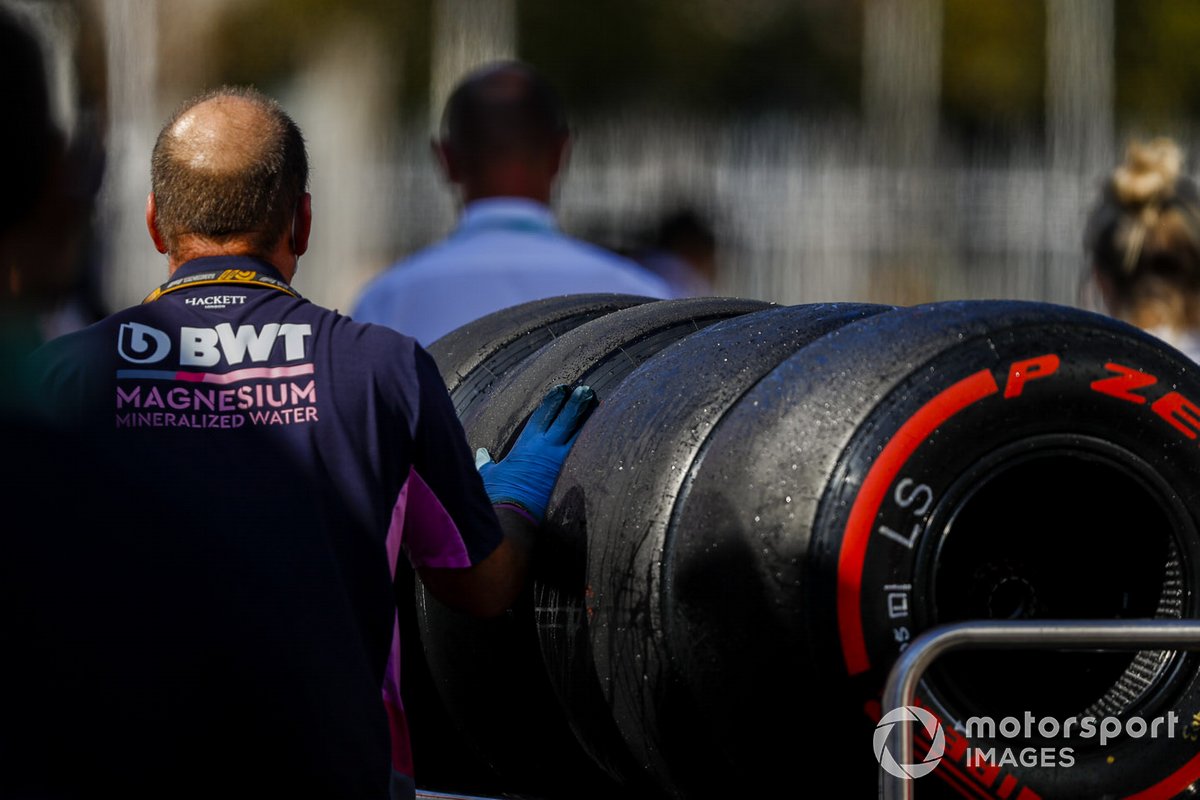 Un mecánico de Racing Point con algunos neumáticos