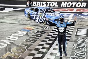 Race winner Kevin Harvick, Stewart-Haas Racing, Ford Mustang