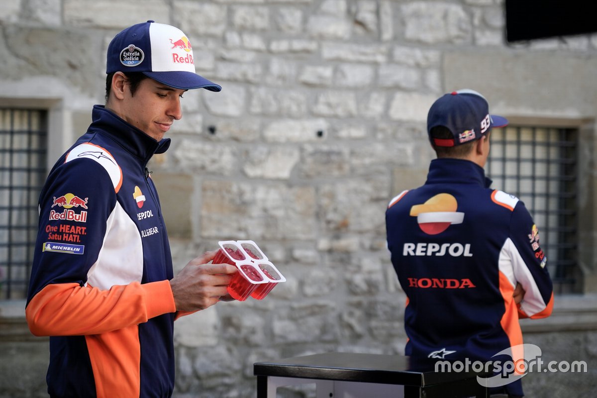 Marc Márquez y Alex Márquez en el juego de la Caja Sorpresa