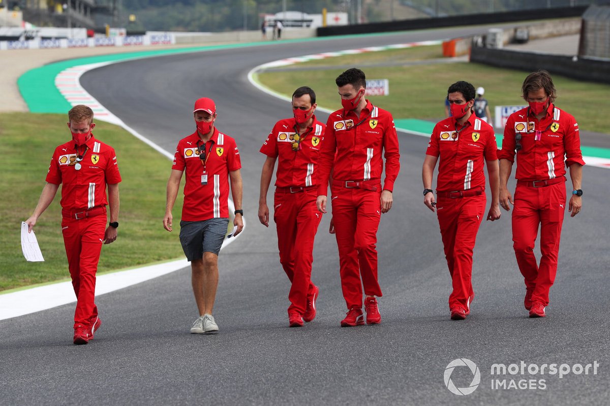 Sebastian Vettel, Ferrari, cammina in pista con i colleghi
