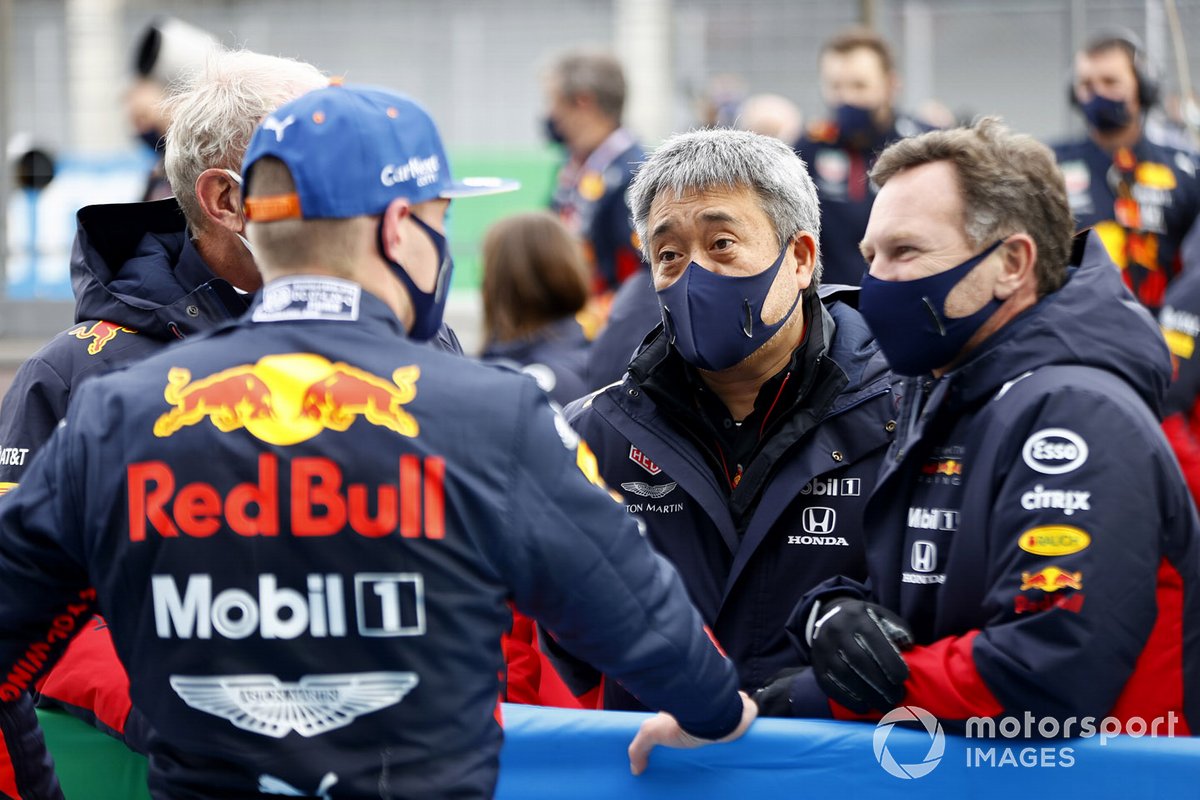 Max Verstappen, Red Bull Racing, 2°posto con Masashi Yamamoto, General Manager, Honda Motorsport, e hormn