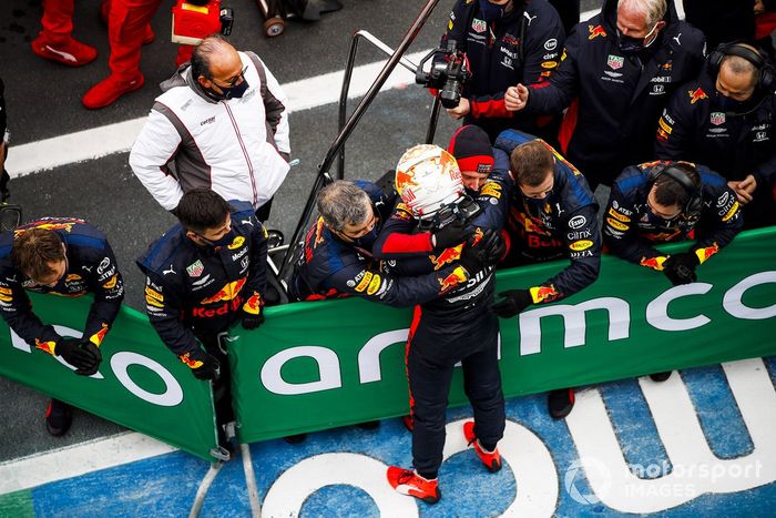 Segundo lugar Max Verstappen, Red Bull Racing celebra en Parc Ferme 