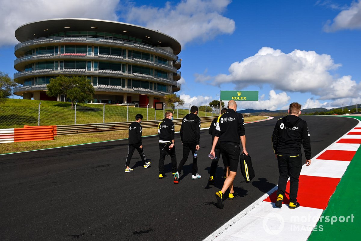 Esteban Ocon, Renault F1, fait un tour de piste avec Guanyu Zhou, Renault Sport Academy