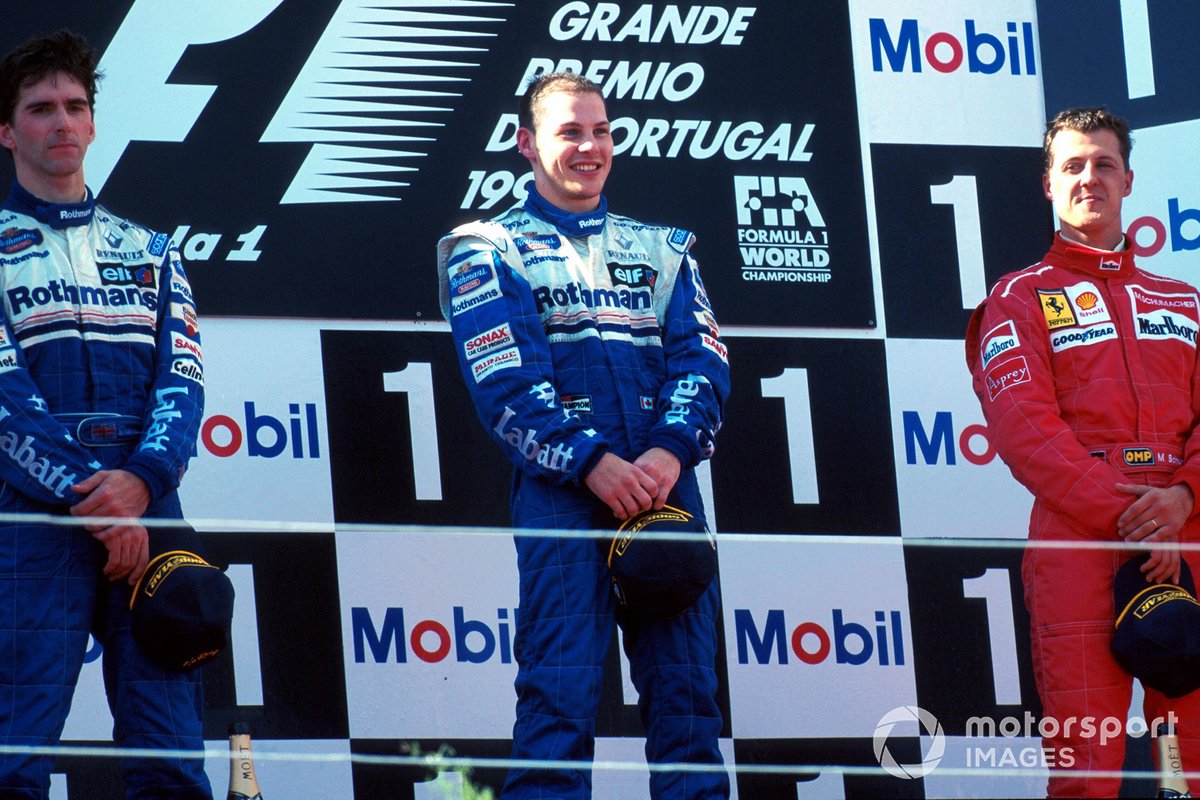 Podio: el segundo Damon Hill,  Williams, el ganador de la carrera Jacques Villeneuve, y el tercer clasificado Michael Schumacher,  Ferrari