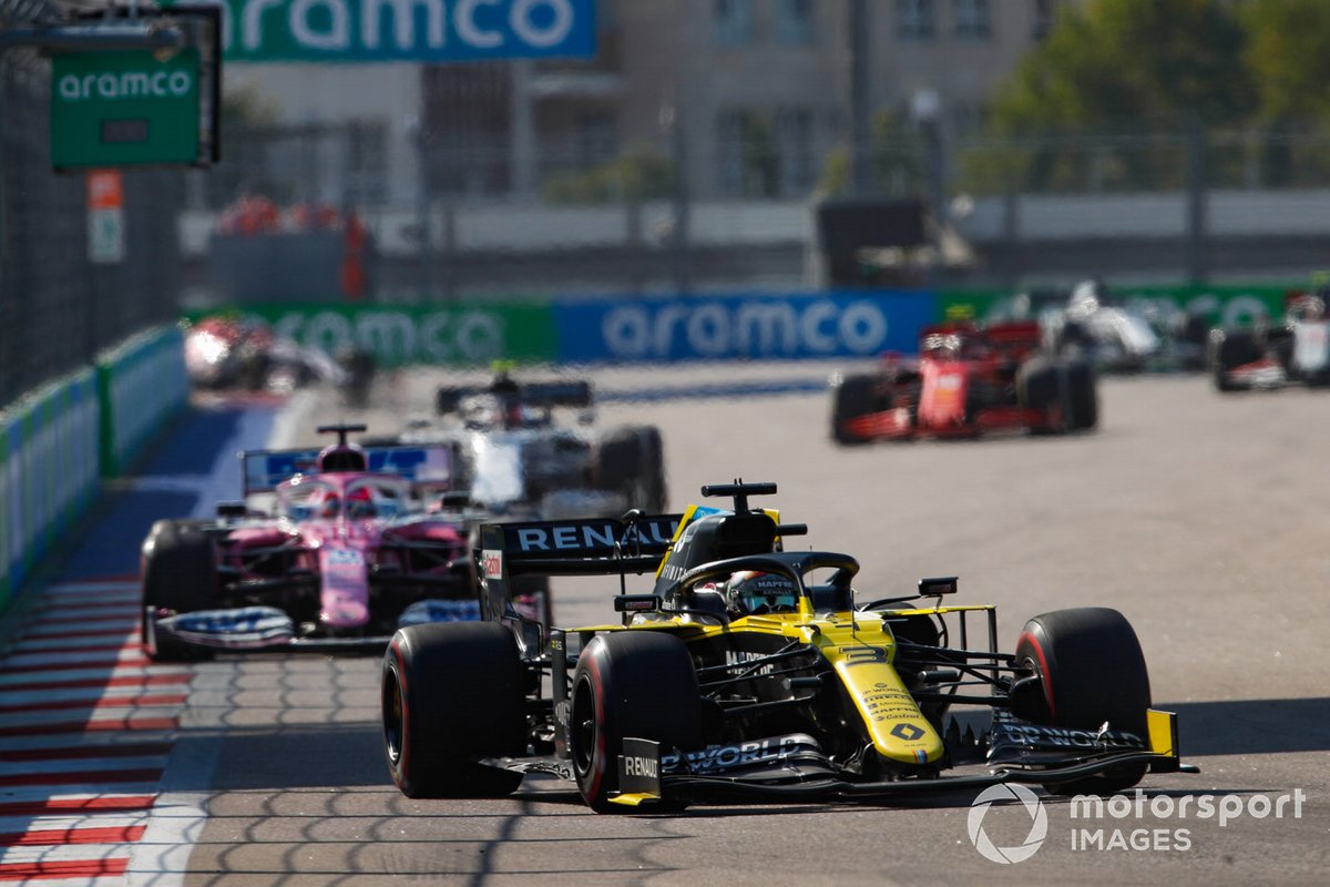 Daniel Ricciardo, Renault F1 Team R.S.20, Sergio Perez, Racing Point RP20, e Pierre Gasly, AlphaTauri AT01