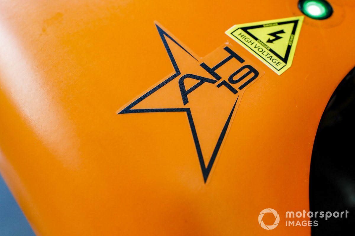 Sticker homenaje a Anthoine Hubert en el McLaren MCL34