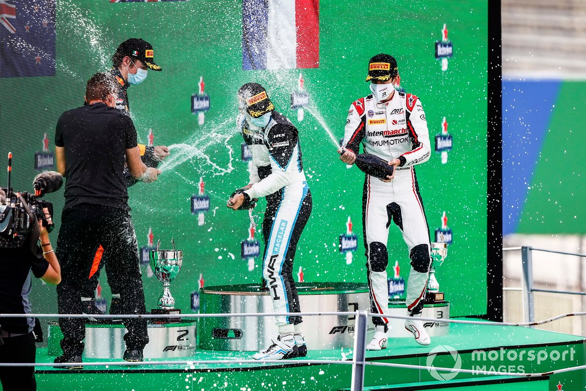 Liam Lawson, Hitech Grand Prix, el ganador Jake Hughes, HWA Racelab y Theo Pourchaire, ART Grand Prix, celebran en el podio