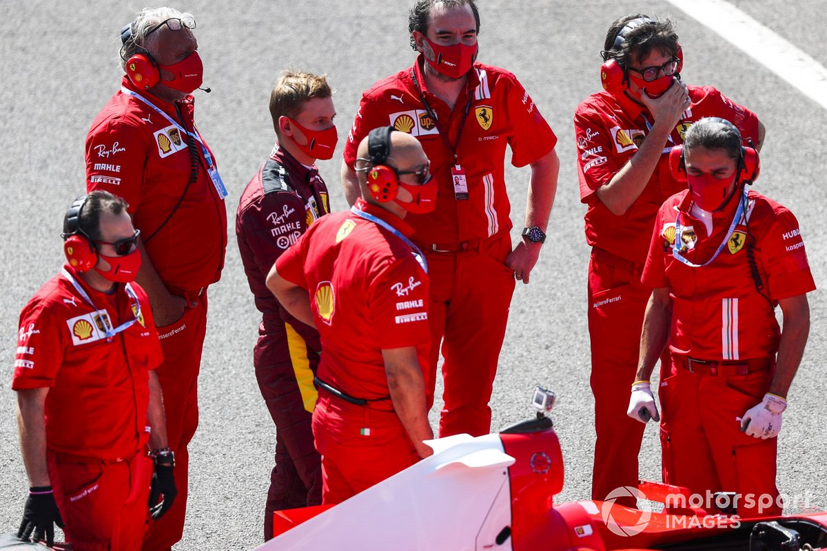 Mick Schumacher es informado por el personal de Ferrari antes de conducir el Ferrari F2004, ganador del campeonato de su padre