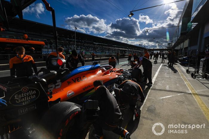 Carlos Sainz Jr., McLaren MCL35, en pits