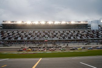 Kevin Harvick, Stewart-Haas Racing, Ford Mustang leads the field at the start of the race