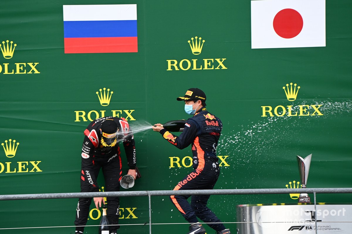 Podio: ganador Yuki Tsunoda, Carlin, y el segundo Nikita Mazepin, Hitech Grand Prix