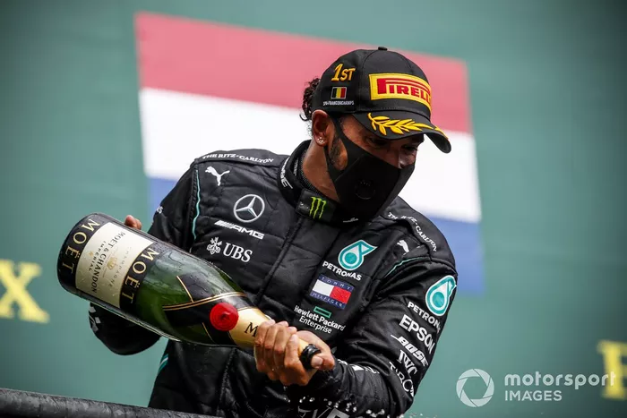 Podio: ganador de la carrera Lewis Hamilton, Mercedes-AMG F1 celebra