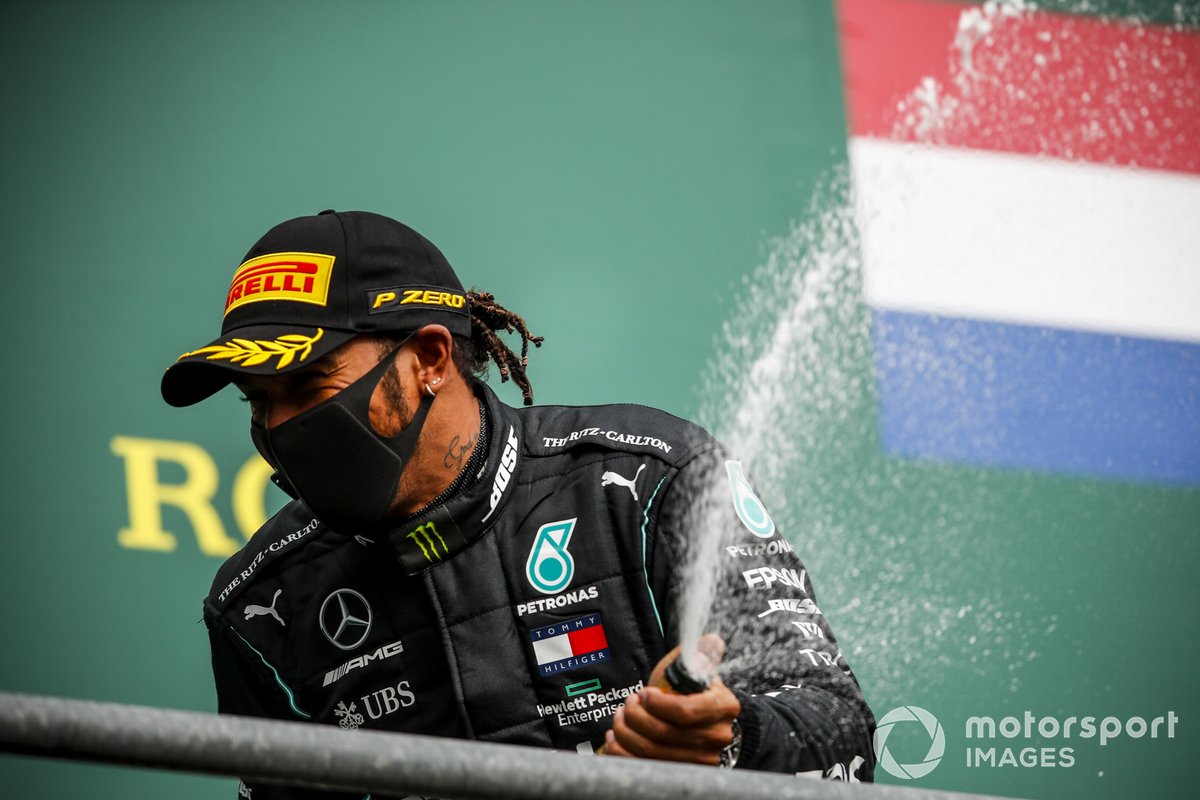Podio: ganador Lewis Hamilton, Mercedes-AMG F1